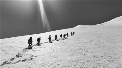 配资公司100强 守卫在“鲜花盛开的地方”