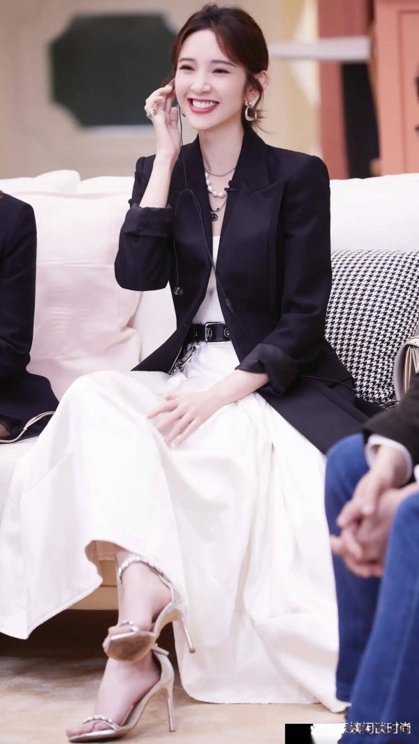 股票配资博客 冷白皮穿黑白有多绝？李小冉唐艺昕同框告诉你答案！