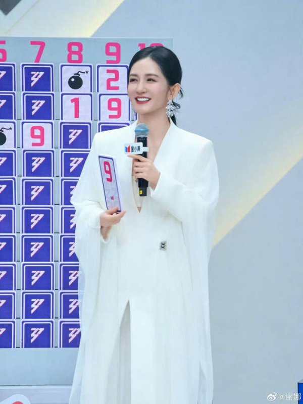 线上配资平台官网 谢娜演出裙摆掉落，右臀大腿全透风，现场画面曝光